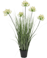 Konstgräs vit Agapanthus lök gräskruka 90cm brandskyddande är en konstgjord växt i kruka med höga gröna blad och sex knippen av små, ljusgula blommor på långa stjälkar, mot en vanlig vit bakgrund.