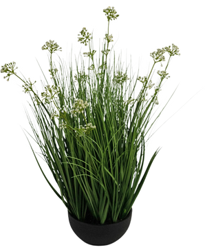 Konstgräs Purjolök Blomma Lök Gräskruka 60cm brandskyddsmedel har höga, tunna gräsliknande gröna blad med små vita blomklasar i en svart kruka, mot en vit bakgrund.