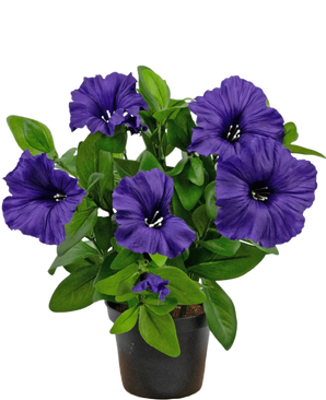 En konstgjord Petunia-växt UV 25 cm i lila med frodiga gröna blad, utställd i en kruka mot en vanlig vit bakgrund.