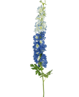 Den konstgjorda blomman Delphinium 105 cm blå har en enda lång stjälk med blåvita blommor och gröna blad, mot en vanlig vit bakgrund.