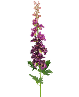 Artificiell blomma Delphinium Purple 79 cm har en enda artificiell lila larksporstjälk med flera blommor arrangerade vertikalt och gröna, djupt flikiga blad, mot en vanlig vit bakgrund.