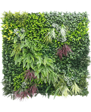 Artificiell Hedge Paradise 100x100 cm UV är en vertikal trädgårdsvägg med tätt grönt och lila löv, inklusive ormbunkar och lummiga växter, arrangerade i en kvadrat mot en vit bakgrund.