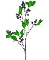 Artificiell grenbär 76 cm lila har en gren med klargröna blad och klasar av små, runda, mörklila bär mot en vanlig vit bakgrund.