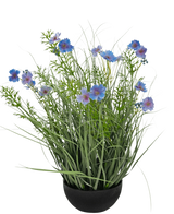 En svart kruka med Konstgräs lila Gesang Blomlök gräskruka 56cm brandskyddande, med höga gröna gräsliknande blad och blålila blommor, mot en vanlig vit bakgrund.