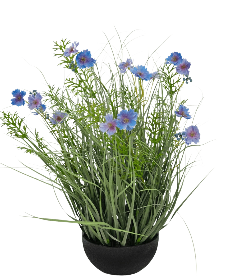 En svart kruka med Konstgräs lila Gesang Blomlök gräskruka 56cm brandskyddande, med höga gröna gräsliknande blad och blålila blommor, mot en vanlig vit bakgrund.