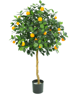 Det konstgjorda apelsinträdet 120 cm från Easyplants har frodiga gröna blad och massor av ljusa orange frukter, som visas i en kruka mot en vanlig vit bakgrund.