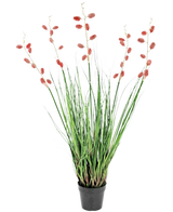 En brandhämmande konstgräsplanta tusenfotingsgräs på 100 cm med långa, tunna gröna blad och höga stjälkar med rosa-röda plymer, presenterad mot en vit bakgrund.