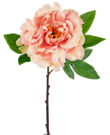 Den konstgjorda blompionen 61 cm mjuk rosa är en rosa konstgjord pion med skiktade kronblad och ett gult hjärta på en stjälk med gröna blad, mot en vit bakgrund.