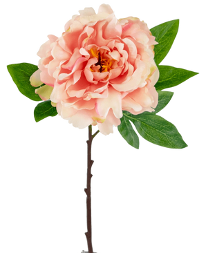 Den konstgjorda blompionen 61 cm mjuk rosa är en rosa konstgjord pion med skiktade kronblad och ett gult hjärta på en stjälk med gröna blad, mot en vit bakgrund.