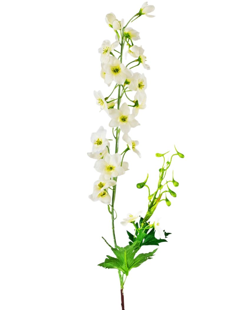 Den konstgjorda blomman Delphinium 79 cm vit har en enda stjälk av vita delphiniumblommor med gröna blad och knoppar, isolerade på en vit bakgrund.