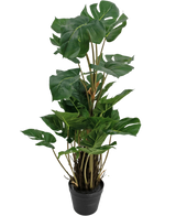 Den konstgjorda växten Monstera 90 cm är en konstgjord växt med stora, glänsande gröna blad med naturliga klyftor, upprätt i en svart kruka mot en vanlig vit bakgrund.