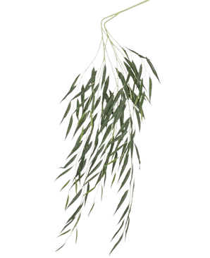 Brandskyddsmedlet Artificiell Blad Weeping Willow 134 cm har långa, smala gröna blad som hänger ner mot en vanlig vit bakgrund och är behandlad med en brandskyddande beläggning för extra säkerhet.