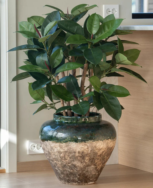 Artificiell växtgummi deluxe 90 cm har breda, glänsande gröna blad och kommer i en stor rustik keramikkruka - perfekt för alla som älskar utseendet på gummiväxter utan behov av underhåll.