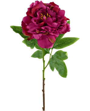Den konstgjorda blompionen 61 cm rosa är en enda konstgjord blomma i form av en pion i mörkt rosa med skiktade kronblad och gröna blad på en brun stjälk, avbildad mot en vit bakgrund.