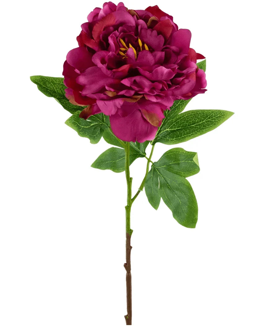 Den konstgjorda blompionen 61 cm rosa är en enda konstgjord blomma i form av en pion i mörkt rosa med skiktade kronblad och gröna blad på en brun stjälk, avbildad mot en vit bakgrund.