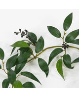 En Artificiell Smilax-girland på 180 cm med långa, smala gröna blad och små klasar av mörka, runda bär, avbildade mot en vit bakgrund.