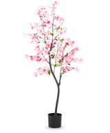 De Kunst Kersenbloesem 150 cm roze heeft roze zijden bloemen en groene bladeren in een zwarte pot, tegen een effen witte achtergrond.