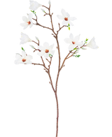 Den konstgjorda grenen Magnolia småblommig 89 cm vit har en enda brun gren med flera utlöpare, med flera öppna vita blommor med ett ljusrosa hjärta och små gröna blad, mot en vanlig vit bakgrund.