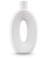Vasen Soft Bloom 27 cm off-white är en modern keramisk vas med en oval form, koncentriska ribbor, en ihålig mitt, slät finish och en liten cylindrisk hals - perfekt för att visa konstgjorda sidenblommor.