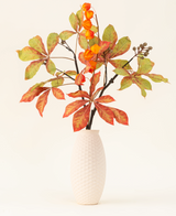 Silk konstgjorda blombuketten Autumn Flair har en vas med vit struktur och lyktgren, orange lyktformade blommor och grönröda blad, som bildar en stilfull höstuppvisning mot en enkel ljus bakgrund.
