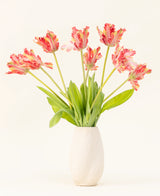 En vas med vit struktur visar Silk konstgjorda blombuketten French Parakeet Tulip röd/gul, med verklighetstrogna röda och gula tulpaner med gröna blad mot en vanlig ljus bakgrund.