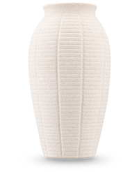 De Vaas Wild Petal 26 cm beige is een hoge vaas van gestructureerd keramiek met verticale ribbels en een licht uitlopende rand, tegen een effen witte achtergrond.