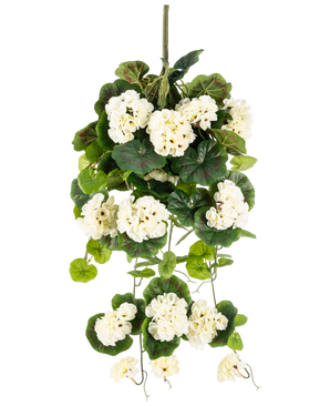 Den konstgjorda hängande växten Geranium 75 cm vit är en konstgjord hängande växt med klasar av vita blommor och gröna blad, vertikalt mot en vanlig vit bakgrund.
