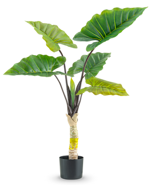 De Kunstplant Calocasia 120 cm heeft grote, brede groene bladeren en een dikke centrale stengel in een hoge pot, tegen een effen witte achtergrond.