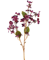 En konstgjord blomma Vernicia Fordii på 63 cm i vinröd, med klasar av små mörklila blommor och gröna blad på smala, ljusbruna stjälkar, visad mot en vit bakgrund.