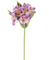En enda konstgjord Alstroemeria-blomma på 47 cm, lila till färgen, med flera lila blommor med rosa fläckar, gröna blad och en grön stjälk, fotograferad mot en vit bakgrund.