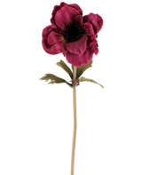 En enda konstgjord anemonblomma på 38 cm i vinröd, med lager av mörkrosa kronblad, ett mörkt hjärta, gröna blad och en lång, smal stjälk, avbildad mot en vanlig vit bakgrund.
