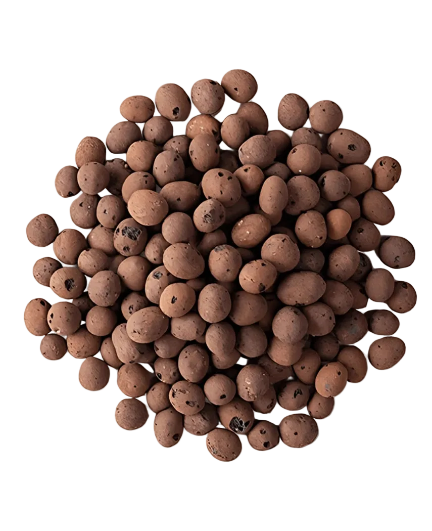En lös hög med Hydro Granules 10 liters påse, runda bruna lergranulat som används som odlingsmedium i hydroponik och akvaponiskt trädgårdsarbete, visad på en vit bakgrund.