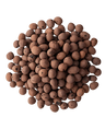 En lös hög med Hydro Granules 10 liters påse, runda bruna lergranulat som används som odlingsmedium i hydroponik och akvaponiskt trädgårdsarbete, visad på en vit bakgrund.