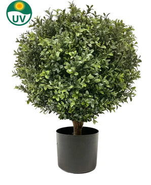 De Kunst Buxus op stam 40 cm is een ronde kunst buxus vormsnoei met dichte groene bladeren in een zwarte pot op een witte achtergrond. In de linkerbovenhoek is een UV-beschermingslabel zichtbaar.