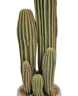 Een close-up van de Kunst Cactus 59 cm toont verschillende lange, groene, geribbelde stengels met gelige verticale ribbels in een witte pot gevuld met kleine kiezels.