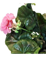 En närbild av den konstgjorda pelargonen 40 cm rosa, med flera gröna blad mot en vit bakgrund.