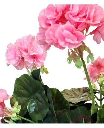 Närbild av ljusrosa konstgjorda pelargon 40 cm rosa blommor med rufsade kronblad och gröna blad mot en vit bakgrund, vilket framhäver den här konstgjorda blommans naturtrogna skönhet.