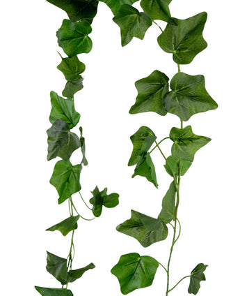Artificial Ivy Garland 180 cm grön har hjärtformade konstgjorda gröna murgrönablad på tunna, lockiga stjälkar, hängande mot en vit bakgrund.