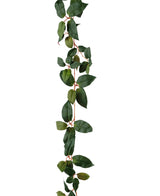 Artificiell Tradescantia Garland Green 180 cm har en lång, hängande klätterväxt med gröna, ovala löv och tunna, rödaktiga stjälkar, avbildad mot en vit bakgrund.