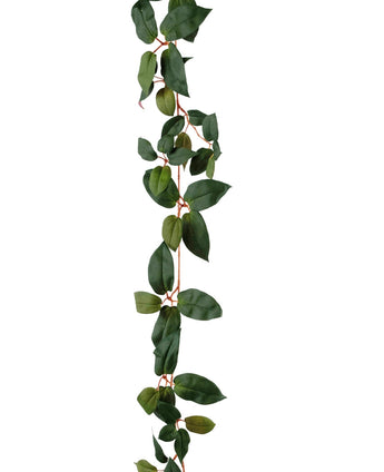 Artificiell Tradescantia Garland Green 180 cm har en lång, hängande klätterväxt med gröna, ovala löv och tunna, rödaktiga stjälkar, avbildad mot en vit bakgrund.