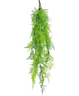 Den konstgjorda hängväxten Asparagus UV 80 cm är en konstgjord ormbunke med fjäderljusgröna blad som faller ner mot en vit bakgrund.