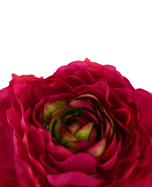 Close-up van de Kunstbloem Ranonkel 51 cm donkerroze, met levendige dieproze kunstbloemblaadjes en groene centrumaccenten, tegen een effen witte achtergrond.