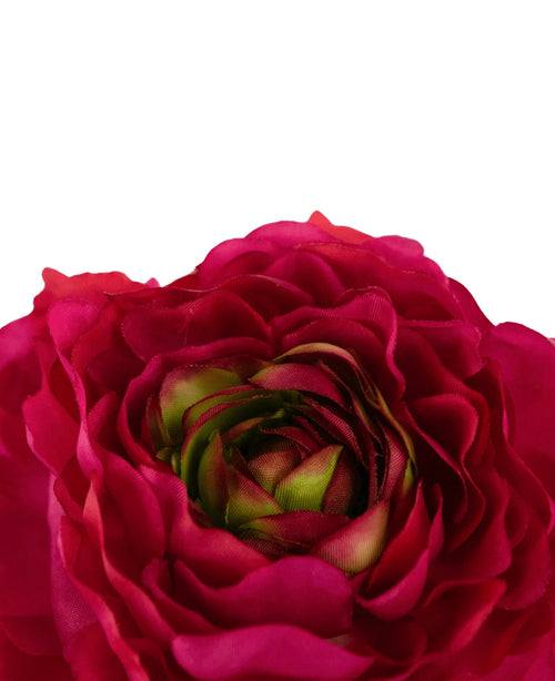 Närbild av den konstgjorda blomman Ranunculus 51 cm mörkrosa, med levande djupt rosa konstgjorda kronblad och gröna accenter i mitten, mot en vanlig vit bakgrund.