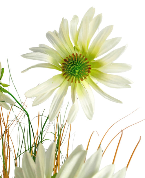 En närbild av konstgräskrysantemumlökkrukan 90 cm brandskyddande, med en vit prästkrageliknande blomma med ett grönt hjärta bland tunna gröna och bruna gräsliknande stjälkar, allt mot en vit bakgrund.