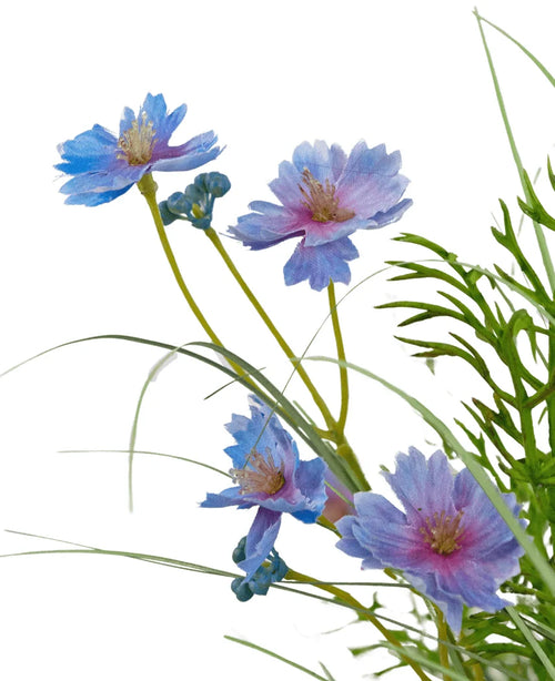 Konstgräs lila Gesang Blomlök gräskruka på 90cm med fina lila och blå blommor med gula mittpunkter och smala gröna stjälkar, omgiven av fina gröna blad. Brandskyddsmedel, perfekt mot en vit bakgrund.