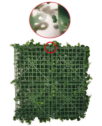 Konstgjord häckormbunke/barrträd 50x50 cm har ett grönt plastgaller med konstgjorda blad; en infälld cirkel visar den sammankopplade klickmekanismen på kanten av panelen, perfekt för att skapa en frodig konstgjord häck utomhus.