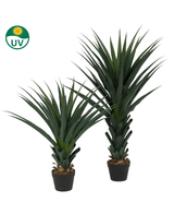 De Kunstplant Agave Pandora UV 120 cm heeft lange, puntige groene bladeren en is afgebeeld op een witte achtergrond. Een groen UV-zonnepictogram linksboven benadrukt de UV-bestendigheid.