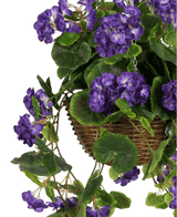 Artificiell Begonia Purple in Basket UV 70 cm har livfulla lila konstgjorda Begonia-blommor och frodiga gröna blad, som elegant faller från en brun vävd korg för en realistisk, iögonfallande visning.