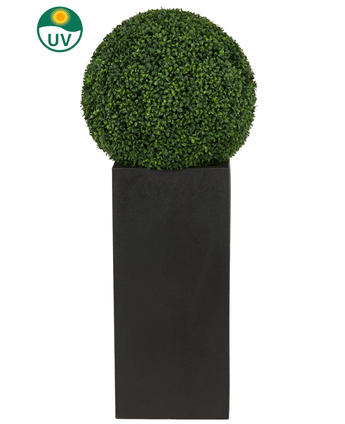 De Kunstplant Buxus romeinse stijl UV D55cm, een ronde kunstvorm, staat in een hoge zwarte plantenbak met een UV-beschermingspictogram in de linkerbovenhoek van de afbeelding.