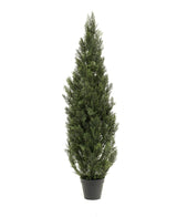 Konstgjord växt Barrträd UV 150 cm är en hög, grön konstgjord tall med täta, nålliknande blad, avbildad mot en vanlig vit bakgrund.